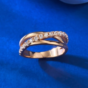 Macro de la bague en argent S925 rose doré avec anneaux entrelacés et pavage de zircons