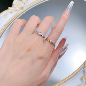 Close-up of S925 silver and gold rings with 5mm round diamonds on a hand
