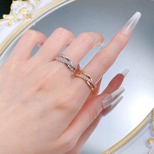 Gros plan de bagues entrelacées en argent S925 avec zircons sur main de femme