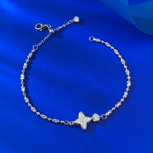 Bracelet étoile en argent S925 avec pendentif en zircon sur velours bleu foncé