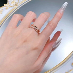 Détail de la bague croisée en or rose avec pavé de zircons brillants sur un anneau