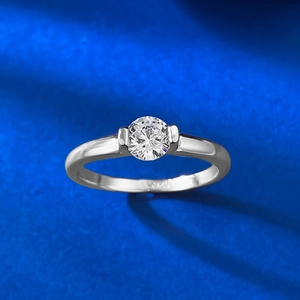 Macro view of S925 silver ring featuring a 5.0mm round clear solitaire stone