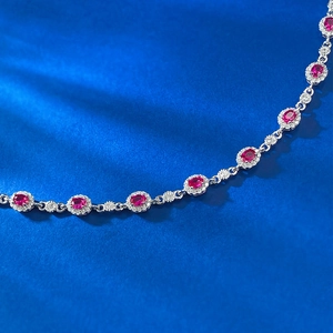 Bracelet élégant en argent S925 avec rubis ovales et accents de diamants halo