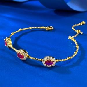 Bracelet élégant en argent S925 doré avec rubellites rouges et fermoir mousqueton chic