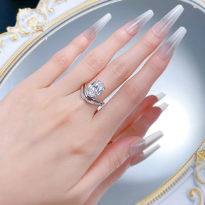 Nahaufnahme von S925 Silberring mit ovalem Diamanten und verzweigtem Pavé-Ringband