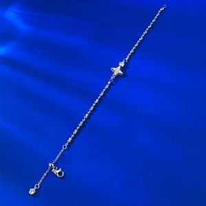Gros plan détaillé du bracelet en argent S925 avec un pendentif étoile serti de zircons