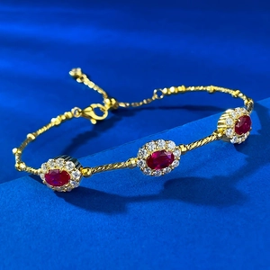Détails du bracelet en or torsadé serti de rubis rouges et de cristaux scintillants