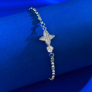 Bracelet étoile à quatre branches en argent S925 serti de zircons sur fond bleu