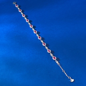 Vue macro du bracelet en argent S925 avec rubis rouges ovales et détails de diamants halo