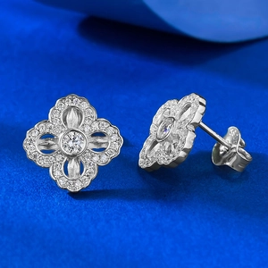 Vue macro de boucles d'oreilles fleur à quatre feuilles en argent S925 avec zircons et poinçon