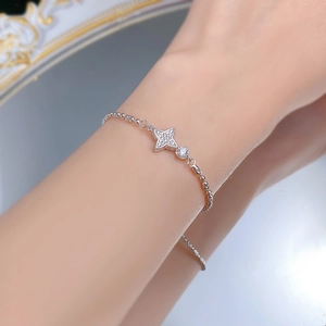 Détail de bracelet en argent S925 avec pendentif étoile scintillante au poignet