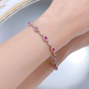 Détail du bracelet en argent S925 avec pierres rouges sang de pigeon et halo de zircons