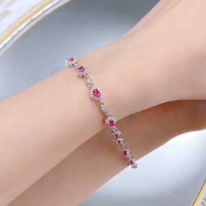 Détail du bracelet en argent S925 avec rubis sang de pigeon ovales et diamants