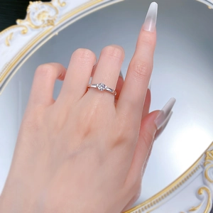 Close-up of S925 silver ring with a 5mm round sparkling moissanite on a model hand