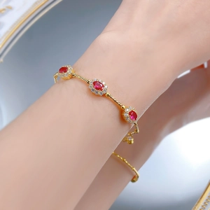 Bracelet élégant en argent S925 doré avec rubellites rouges et chaîne tressée torsadée