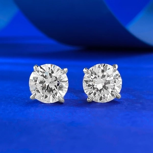 Classic S925 sterling silver four-prong stud earrings with 1ct round brilliant moissanite