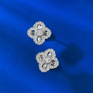 Boucles d'oreilles trèfle à quatre feuilles en argent S925 avec serti de micro-zircons