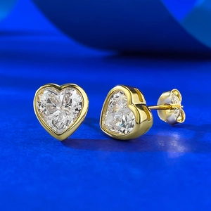 Boucles d'oreilles cœur classiques en argent 925 avec pierres blanches brillantes