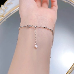 Détail du bracelet en perles d'argent S925 avec fermoir mousqueton et breloque en zircon