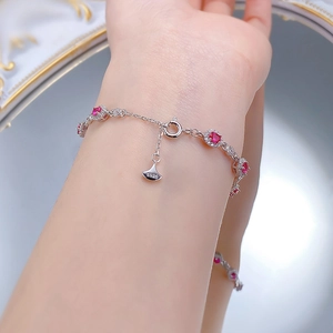 Détail macro du poinçon S925 sur un élégant bracelet à maillons ovales en rubis rouge