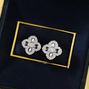 Boucles d'oreilles trèfle en argent S925 serties de zircons dans un écrin de velours bleu