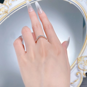 Eleganter V-förmiger S925 Silberring mit funkelnden Zirkonsteinen am Finger getragen