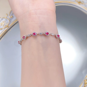 Vue détaillée d'un bracelet ajustable en argent S925 avec pierres rouges ovales