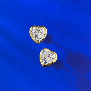 Élégantes boucles d'oreilles cœur de 7mm avec cristal et sertissage minimaliste doré