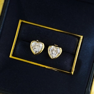 Boucles d'oreilles cœur 7x7mm en zircon avec sertissage doré dans un coffret cadeau luxueux