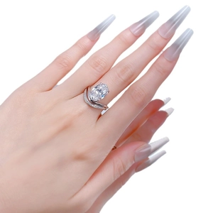 Eleganter S925 Silberring mit ovalem Moissanit und zwelagigem Ringband mit Pavé-Besatz