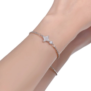 Bracelet en argent S925 avec une étoile à quatre branches double face sertie de zircons