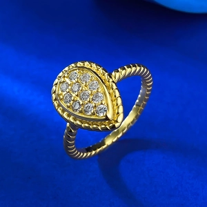 Anello a goccia in argento S925 placcato oro con pavé di zirconi e bordo a corda