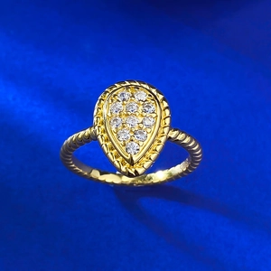 Dettaglio anello a goccia in argento S925 placcato oro con zirconi e fascia a treccia