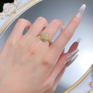 Anello S925 placcato oro a forma di goccia con pavé di pietre e fascia a corda intrecciata