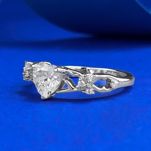 Vue latérale détaillée d'une bague en argent S925 avec diamant cœur et anneau pavé