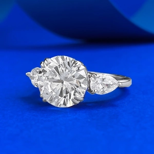 Bague en argent S925 avec diamant central rond et pierres latérales en forme de poire