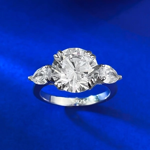Bague classique en argent S925 avec pierres rondes et poires sur fond bleu foncé