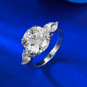 Vue macro de bague en argent S925 avec zircons ronds et en forme de poire