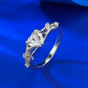 Macro d'une bague en argent S925 avec une grande pierre de zircone en forme de cœur