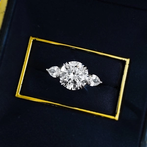 Bague luxe en argent S925 à trois pierres avec diamant rond dans un écrin bleu