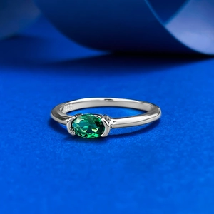 Elegante anello in argento S925 con gemma verde ovale su base in seta blu raffinata