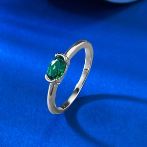 Anello in argento S925 con smeraldo ovale incastonato in un design minimalista