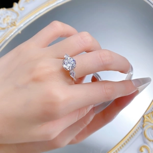 Bague en argent S925 classique avec pierre ronde et accents latéraux en poire