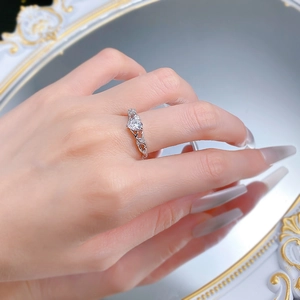 Détail de la bague coeur en argent S925 avec anneau torsadé et zircon scintillant