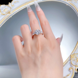 Bague en argent S925 classique avec pierre ronde et diamants latéraux en poire