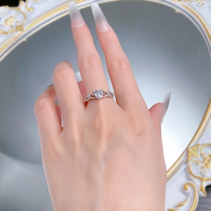 Détail de la bague en argent S925 en forme de cœur avec anneau entrelacé et petits diamants