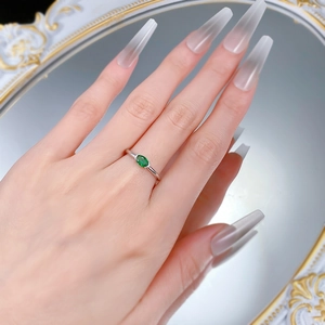 Elegante anello in argento S925 con gemma verde ovale indossato sulla mano in posa