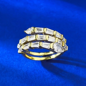 Vue macro d'une bague serpent triple en argent S925 sertie de zircons baguettes et poires