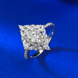 Vue détaillée d'une bague en argent S925 avec diamant taille marquise et pavage étincelant