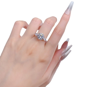 Bague élégante en argent S925 avec une pierre ronde centrale et des diamants poires